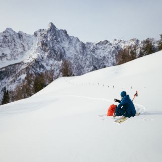 /media/gridteaser/kitzbueheler-alpen-hero-ski-thomas-rabl-heisser-tee-mit-ausblick-im-kaiserbachtal-c-daniel-gollner.webp