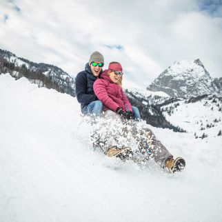 /media/gridteaser/rodeln-bei-der-bacheralm-in-kirchdorf-in-tirol-region-st.-johann-in-tirol-2-3.webp