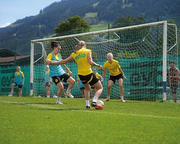 BVB Damenmannschaft (c) BVB_17