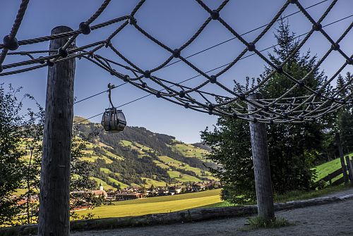 Im Sommer mit der Gondel auf den Berg