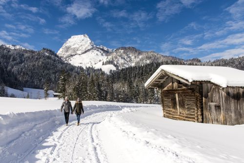 Winterwanderer vorm Wilden Kaiser - Region St. Johann in Tirol